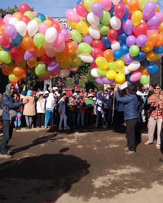 Ribuan balon memenuhi angkasa dieng pada jalan sehat DCF 2017