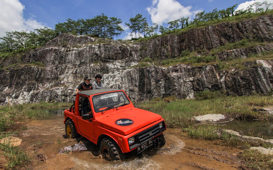 Nge-jeep asyik di obyek wisata Tampomas Desa Wisata Gentansari Kecamatan Pagedongan Banjarnegara